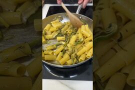 Pasta with Artichokes, Thyme, and Pecorino 🌱🍝