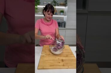 Taglia le cipolle a fettine sottili e prepara queste frittelle saporite