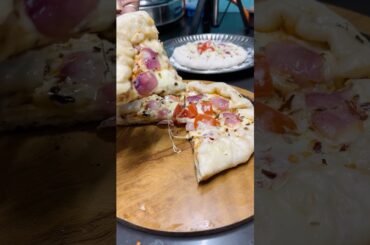 Hum isse ni nikl pa rhe😂 #riyaprasad #pizza #homemadepizza #ytshorts