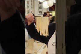 Last night in Rome we went to an Italian Cooking Class 🇮🇹  Deliziosa! 🍝 🍷  🍽️