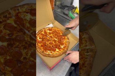 cheesy crust 😱🍕|street food| Foodie| Viral| italian pizzas| pepperoni #food #pizzalover #london