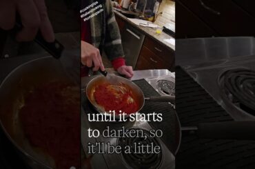  Cook til deep in color+rich in flavorookingtips#italiancooking#tomatopaste#simplesauce #italianfood