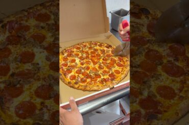 Happy Tuesday Pizza Fam!🍕❤️ #food #italianfood #pizzalover #pizzatime #fastfood #pizza #cheese