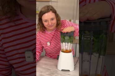 Herzhaften Spinat-Waffeln mit Räucherlachs und Dill-Dip. 🧇💚