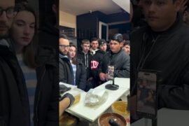 Beautiful Girl On Shop 😍 #trending #trendingshorts #shortsfeed #food #foodie #italy #youtubeshorts