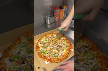 pizza lovers 😱🍕| Pizza party| Street food | Foodie| Slices| italian pizzas| #takeawaypizza #food