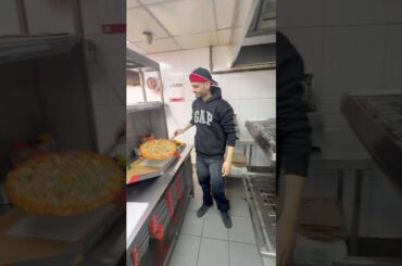 Cutting pizza 🍕😱|Pizza party| Italian pizzas| Street food| Foodie| #pizzalover #pizza #delicious