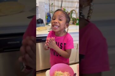 My daughter, Italy cooking Shrimp Alfredo #kidscooking #cookingtoyset