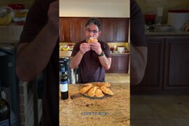 One of Italy’s most underrated red wines, paired with crispy, cheesy street food. 😋🍷