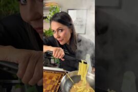 Pasta velocissima con stracchino pinoli pomodori secchi parmigiano e basilico