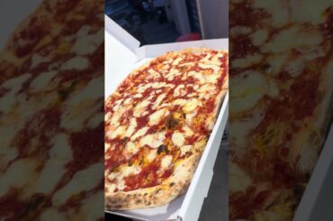 Pizza al metro 🔥 #pizza #pizzalover #italy #food #bologna #napoli