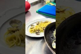 Pasta alle Vongole 🍝 Classic Italian Clams. #shorts