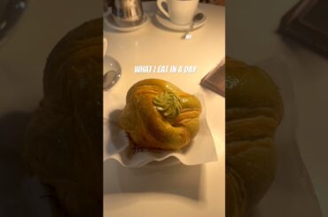 what I eat in a day as a girl who eats what she wants (snacky day edition)