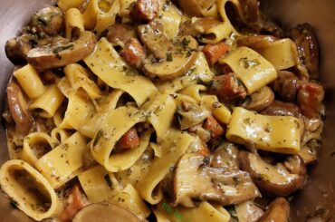 Calamarata with mushrooms, spicy salsiccia, onion, garlic, cream, white wine, parsley and black pepper