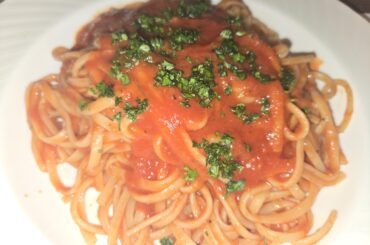 Linguine al Pomodoro (topped w/ basil and parsley)