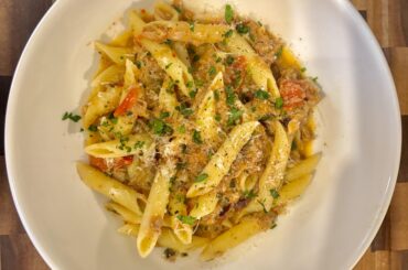 Pasta with canned tuna, tomatoes, white wine, capers