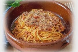 MACCHERONI ALLA CHITARRA (AL RAGÙ)
Guitar-Cut Pasta with Meat Sauce