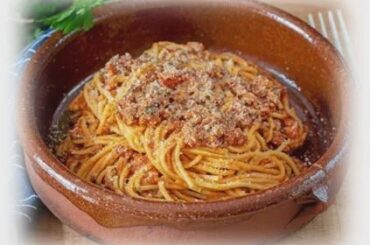 MACCHERONI ALLA CHITARRA (AL RAGÙ)
Guitar-Cut Pasta with Meat Sauce