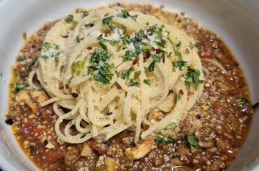 mushrooms ragu with spaghetti