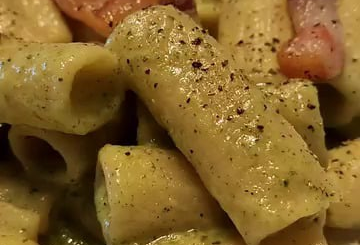 No cream, just broccoli velvet and extra-crispy Guanciale. The secret is the emulsion! 🥦🥓