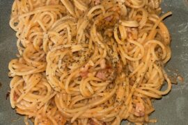 Creamy tomato pasta with crispy bacon