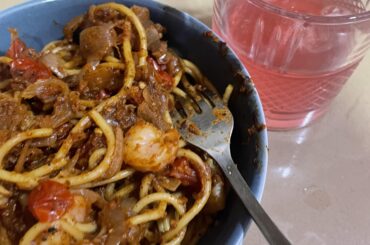 Spicy roasted tomato sauce spaghetti with prawns