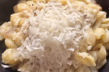 Cauliflower and veggie lardon shells in creamy Alfredo sauce