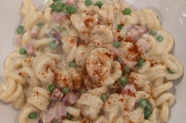 Trottole with Parmesan, ham and peas