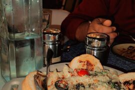 Arrabbiata pasta served with cheese garlic bread 🥪