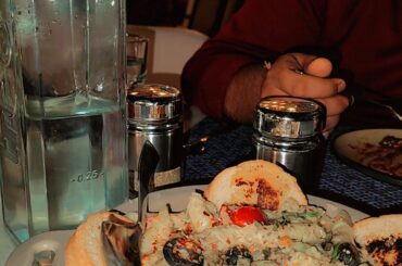 Arrabbiata pasta served with cheese garlic bread 🥪