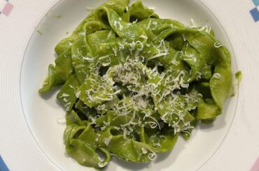 Fresh garlic fettuccine tossed in a spicy spinach sauce