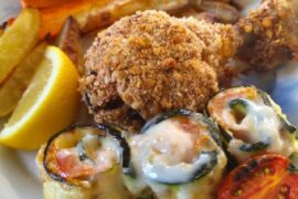 Cosce di pollo con panatura al limone e involtini di zucchina