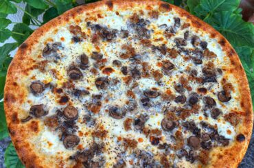 Crimini mushrooms pizza w/ sausage 👨‍🍳