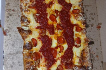 MT's Pizza King Detroit Style Deep Dish 👌