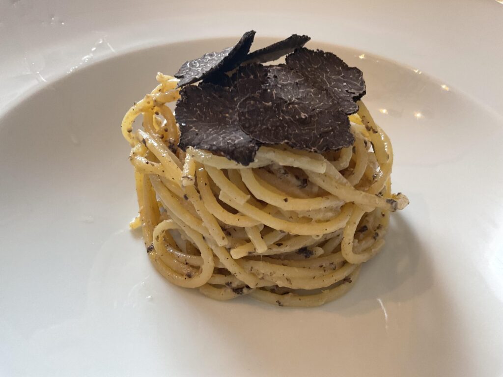Spaghetti cacio e Pepe with black truffles.