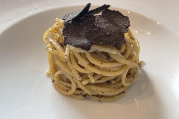 Spaghetti cacio e Pepe with black truffles.