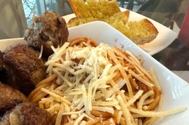 Spaghetti with Dad’s Marinara, sausage meatballs, & garlic bread