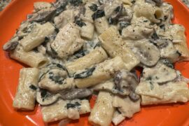 Rigatoni pasta with spinach, mushrooms & chicken