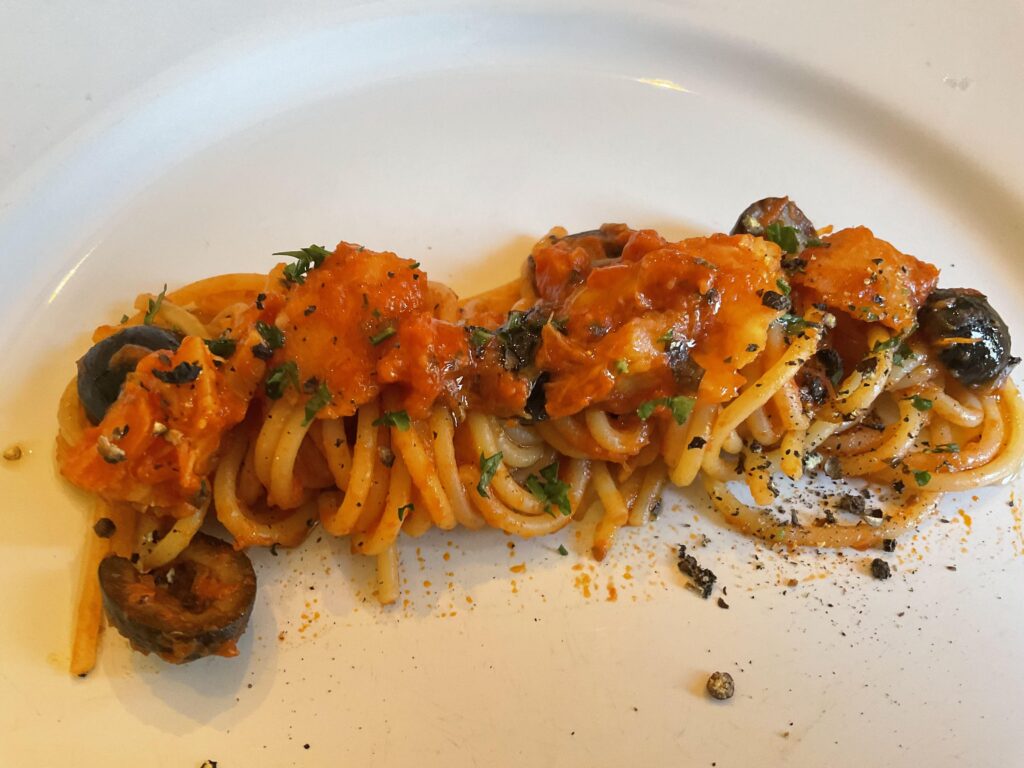 Spaghetti with tuna and black olives.