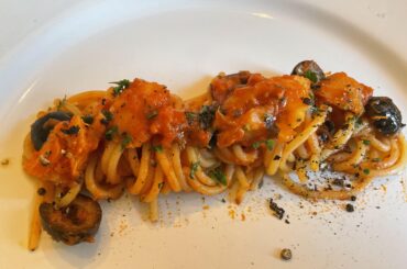 Spaghetti with tuna and black olives.