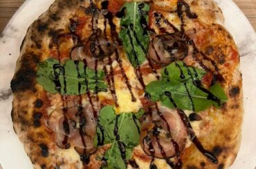 Pancetta pizza with rucula