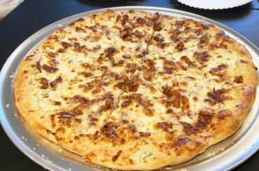 Ricotta base, bacon, diced red onions👌