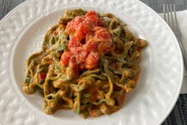 Spinach tagliatelle with tomato and mascarpone