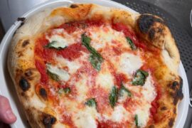 Pizza margherita e margherita con stracciatella
