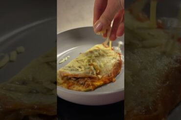 SAVE + SHARE this!!! 🍕Easy healthy, high-protein, low-cal pizza pocket when the cravings hit! Fun