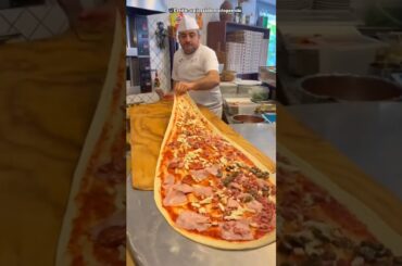 The Biggest Pizza In The World 😱 (📽️ _@pizzaiolomariopetrolo )