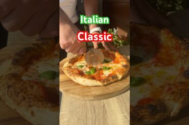 Italian Classic!🇮🇹Margherita #pizza #itspizzatime #italianpizza #pizzalover #neapolitanpizza