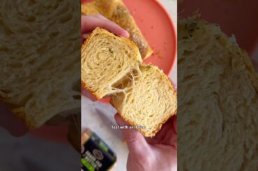 The viral crescent roll loaf recipe with an Italian twist! 🤌🏻