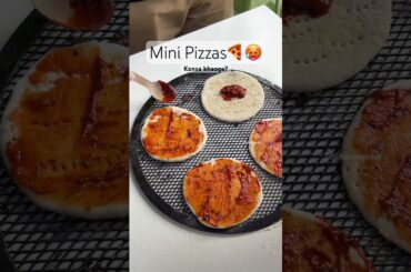 Mini pizzas 😍#youtubeshorts#ytshorts#shorts#shortsfeed#pizza#food#recipe#delhi#pizzarecipe#youtube