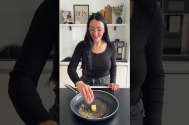 🍣✨ Cremige Lachs-Pfanne mit Spargel, Tomaten & Spinat | Anzeige #foodwerk #food #shorts